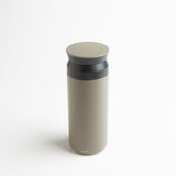 17oz Khaki Kinto travel tumbler provides an elegant solution for drinking beverages either at home or on the go. The vacuum-insulated design can keep drinks either hot or cold for up to six hours.