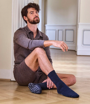 Man wearing non-slip Falke cuddle pads in asphalt